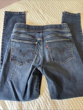 Levi's Women's Blue Skinny Leggings/Jeans with Signature Pocket Stitching
